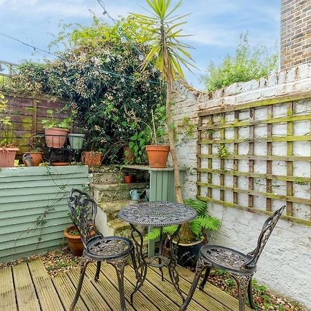 Lovely West London Entire Apartment Exterior photo